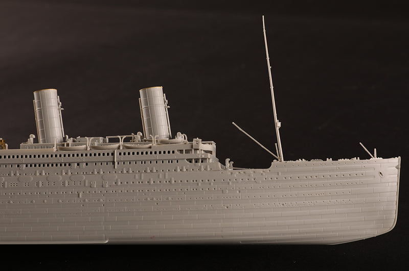 HOBBYBOSS 83420 RMS TITANIC  1/700 SCALE PLASTIC MODEL KIT PASSENGER SHIP