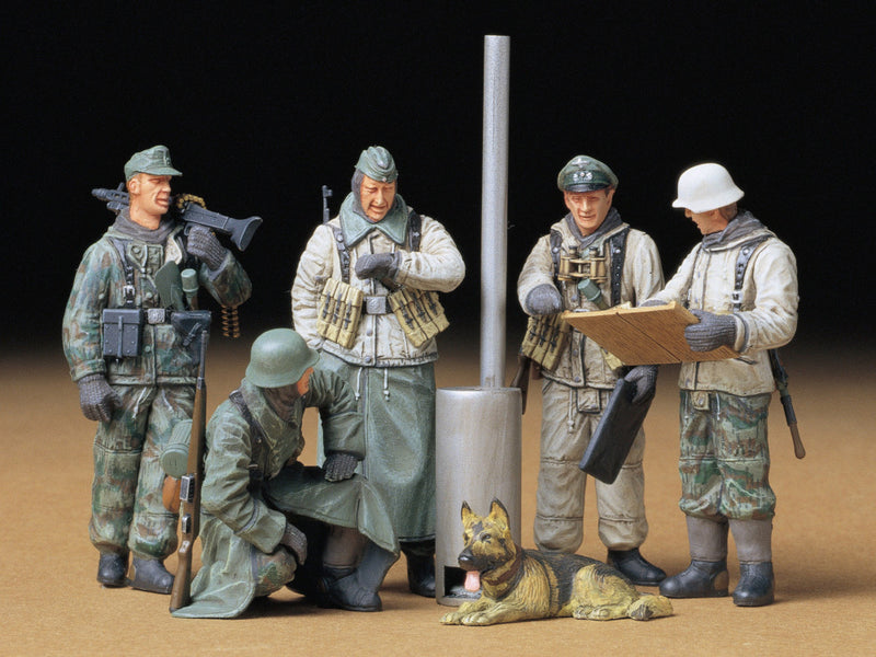 TAMIYA 35212 MILITARY MINIATURES GERMAN SOLDIERS AT FIELD BRIEFING 1/35 SCALE PLASTIC MODEL KIT